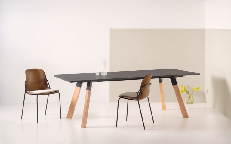 vepa_Connect houten poot zwart blad Hemp stoel_sfeer scaled 1